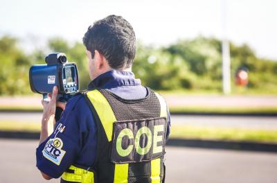 Operação Radar portátil fiscaliza mais de 22 mil veículos em Porto Alegre