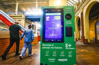 Máquina de reciclagem é instalada no Mercado Público de Porto Alegre