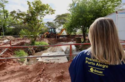 Dmae atua preventivamente no bairro Guarujá em razão da cheia nos afluentes do Guaíba