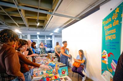 Feira de livros da Biblioteca Josué Guimarães bate recorde e 1 mil obras são trocadas