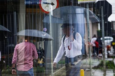 Defesa Civil emite aviso para tempestade e vendaval em Porto Alegre