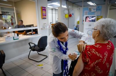 Vacinação com Pneumo 20 para idosos a partir dos 85 anos começa nesta quinta