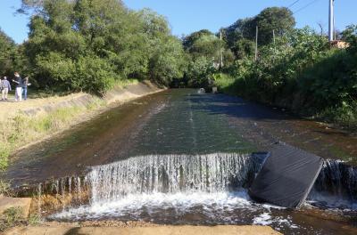 foto de uma barragem com vazão controlada de água