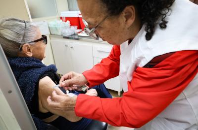 Porto Alegre começa a aplicar vacina Pneumo 20 em pessoas acima de 85 anos pelo SUS