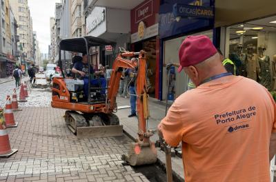 Readequação da rede de drenagem urbana avança na rua dos Andradas