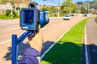 EPTC realiza 58 operações com radar portátil em Porto Alegre
