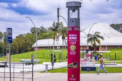 Totem recebe adesivo rosa para destacar acionamento do botão de emergência em situação de emergência
