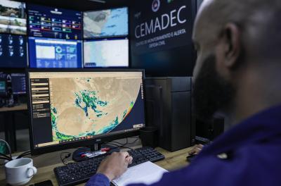 CEMADEC (Centro de Monitoramento e Alerta) - é o setor da Defesa Civil de Porto Alegre que acompanha o clima, os rios e os riscos de temporais ou enchentes em tempo real