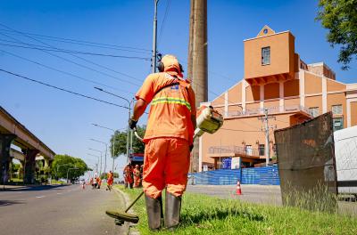 Para cumprir as diretrizes do gerenciamento integrado de resíduos sólidos na Capital gaúcha, o DMLU atua com diversas equipes por meio de serviços programados. 