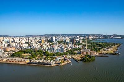 imagem do guaiba e a cidade ao fundo