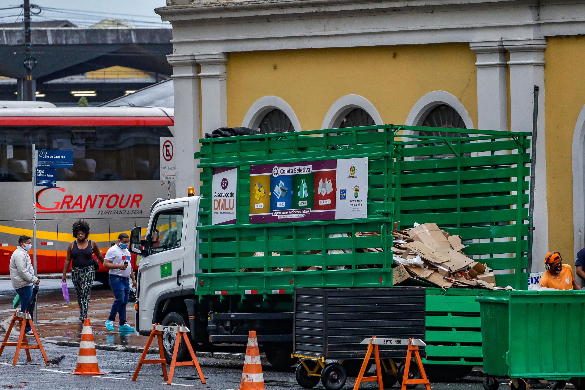 A imagem mostra o caminhão da coleta seletiva de resÃduos realizando o serviço no Bairro Centro Histórico, na capital.