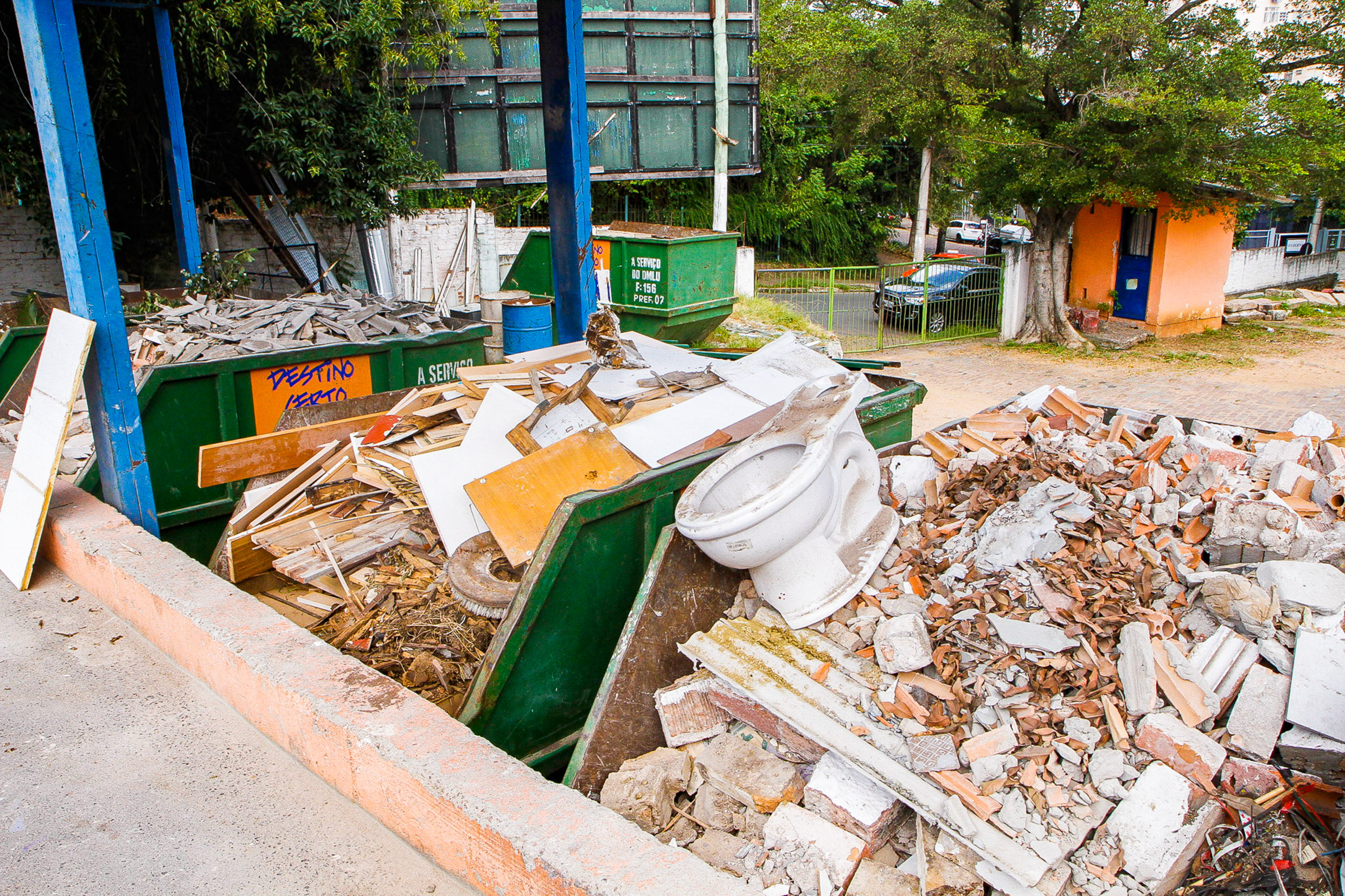 Imagem da Unidade de Destino Certo Câncio Gomes, que conta com o Posto de Entrega Voluntária de Recicláveis para que os cidadãos possam descartar de forma adequada seus resíduos recicláveis sem ter que esperar pela coleta seletiva e também com Unidade de Destino Certo. As UDCs recebem madeiras, móveis velhos, colchões, terra, entulho, caliça, cerâmica, sucata de ferro, eletrodomésticos, resíduos arbóreos e diversos materiais que muitas vezes acabam sendo descartados irregularmente em locais públicos.